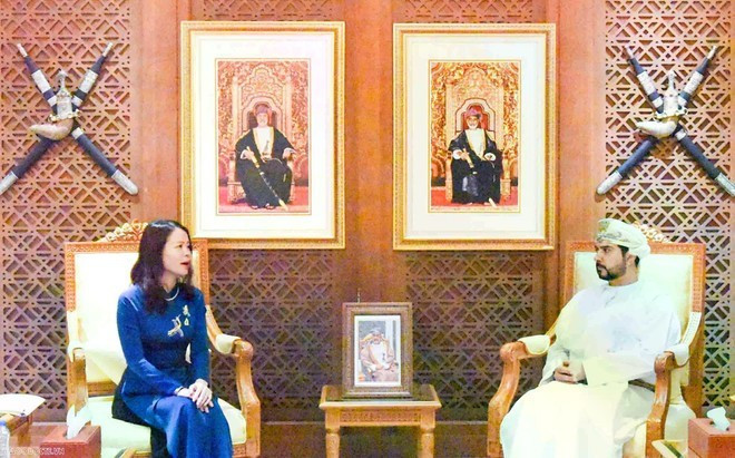 En el encuentro entre la viceministra Nguyen Minh Hang y el ministro de Comercio, Industria y Promoción de Inversiones de Omán, Qais Mohammed Al Yousef (Fuente: VNA) En el encuentro entre la viceministra Nguyen Minh Hang y el ministro de Comercio, Industria y Promoción de Inversiones de Omán, Qais Mohammed Al Yousef (Fuente: VNA)