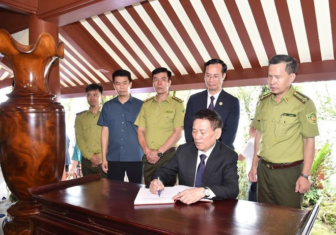 El viceprimer ministro Ho Duc Phoc escribe en el libro de visitas. (Foto: baochinhphu.vn) El viceprimer ministro Ho Duc Phoc escribe en el libro de visitas. (Foto: baochinhphu.vn)