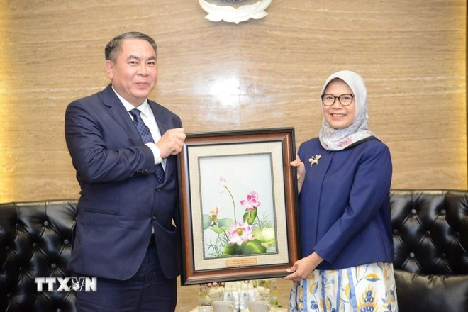 El auditor general adjunto de Vietnam Tran Minh Khuong y la presidenta de la Comisión de Auditoría de Indonesia, Isma Yatun. (Fuente: VNA)
