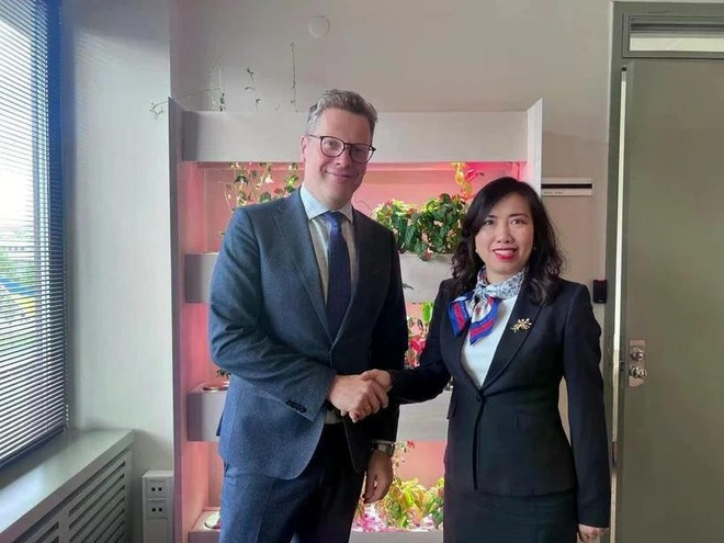 La viceministra de Relaciones Exteriores de Vietnam, Le Thi Thu Hang, de visita de trabajo en Estonia en mayo pasado, y el secretario de Estado de Asuntos Exteriores de Estonia, Martin Roger. (Fuente: baoquocte.vn) La viceministra de Relaciones Exteriores de Vietnam, Le Thi Thu Hang, de visita de trabajo en Estonia en mayo pasado, y el secretario de Estado de Asuntos Exteriores de Estonia, Martin Roger. (Fuente: baoquocte.vn)