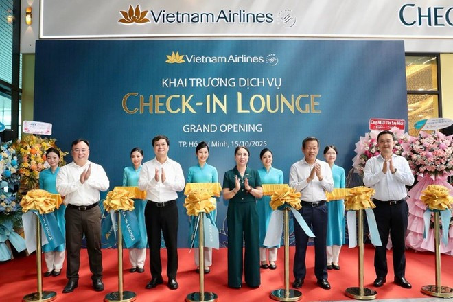 Representantes de las unidades cortaron la cinta inaugural del servicio de Check-in Lounge. (Foto: nhandan.vn) Representantes de las unidades cortaron la cinta inaugural del servicio de Check-in Lounge. (Foto: nhandan.vn)