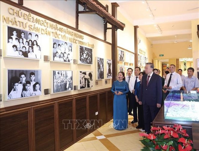 El secretario general del Partido Comunista de Vietnam, To Lam, visita la exposición en la casa número 48 en la calle Hang Ngang. (Fuente: VNA) El secretario general del Partido Comunista de Vietnam, To Lam, visita la exposición en la casa número 48 en la calle Hang Ngang. (Fuente: VNA)