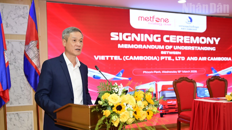 El embajador vietnamita, Nguyen Minh Vu, habla en la cita.