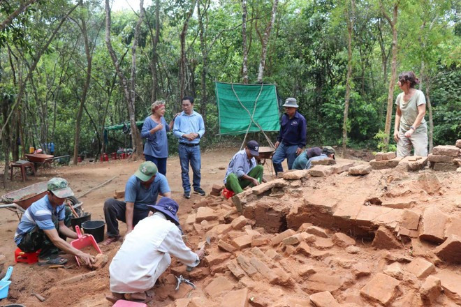 Los líderes de la Junta de Gestión del Patrimonio Mundial de My Son y expertos indios inspeccionan y supervisan periódicamente las obras de restauración del complejo de torres del templo. (Fuente: VNA) Los líderes de la Junta de Gestión del Patrimonio Mundial de My Son y expertos indios inspeccionan y supervisan periódicamente las obras de restauración del complejo de torres del templo. (Fuente: VNA)