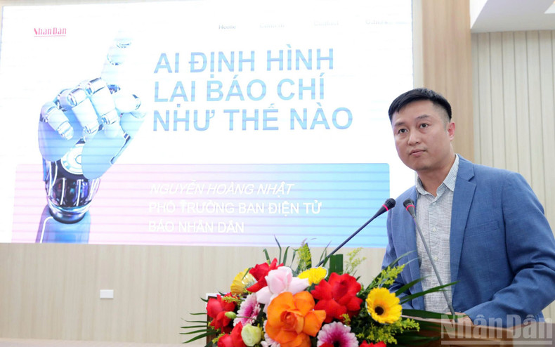 El subjefe de la Redacción de Nhan Dan Digital, Hoang Nhat, habla en el coloquio.