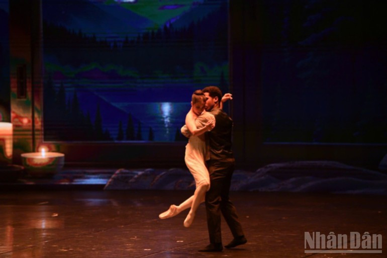 Nacida en La Habana, Viengsay Valdés inició su formación en la Escuela Primaria de Ballet &quot;Alejo Carpentier&quot; y se graduó con honores en 1994. Ese mismo año se incorporó a la compañía y, en 2001, fue nombrada prima ballerina.