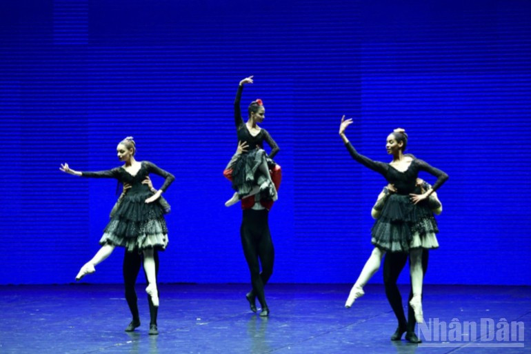 Con más de 30 años dedicada al arte del ballet y merecedora de numerosos premios nacionales e internacionales, Viengsay Valdés representa la excelencia técnica y el alma del ballet cubano, llevando su arte a escenarios de todo el mundo.