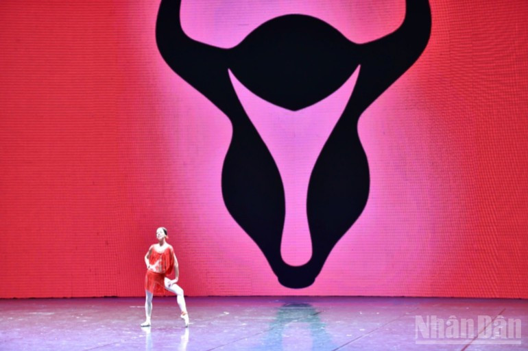 Alicia Alonso (1920-2019) es un icono cultural de Cuba y una figura inmortal del ballet mundial. Creó un estilo distintivo del ballet cubano al combinar con maestría la técnica clásica con la fuerza expresiva y el espíritu vibrante del pueblo de la «isla heroica», y dejó una huella indeleble en la danza mundial.