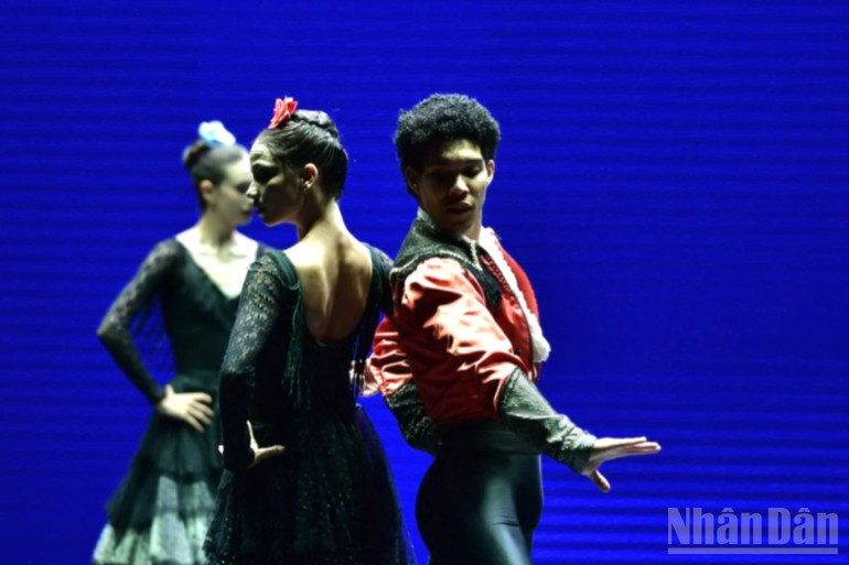 El Ballet Nacional de Cuba preserva su línea artística basada en el respeto a la tradición, bajo la dirección de la reconocida bailarina Viengsay Valdés, directora artística y prima ballerina de la compañía.