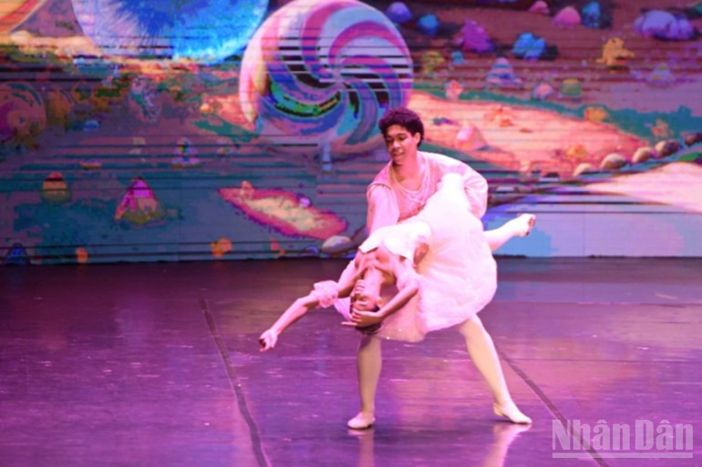 Hasta la fecha, la compañía ha actuado en 62 países de cinco continentes e incluye en su repertorio de más de 700 obras, muchas de ellas de nueva creación.