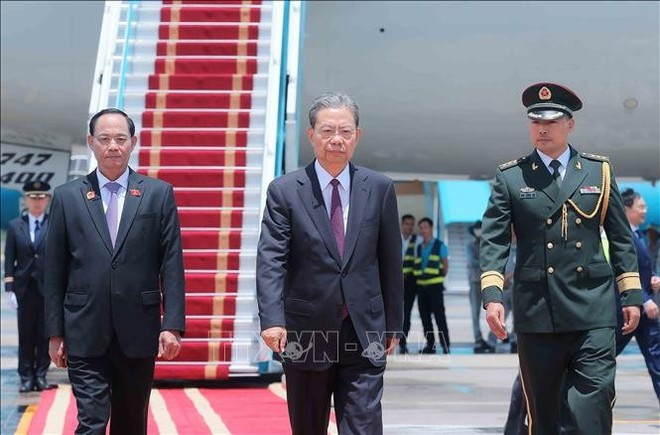 Tran Quang Phuong, vicepresidente de la Asamblea Nacional de Vietnam, recibe al miembro del Comité Permanente del Buró Político y presidente del Comité Permanente de la Asamblea Popular Nacional de China, Zhao Leji, en el aeropuerto internacional de Noi Bai. (Foto: VNA) Tran Quang Phuong, vicepresidente de la Asamblea Nacional de Vietnam, recibe al miembro del Comité Permanente del Buró Político y presidente del Comité Permanente de la Asamblea Popular Nacional de China, Zhao Leji, en el aeropuerto internacional de Noi Bai. (Foto: VNA)