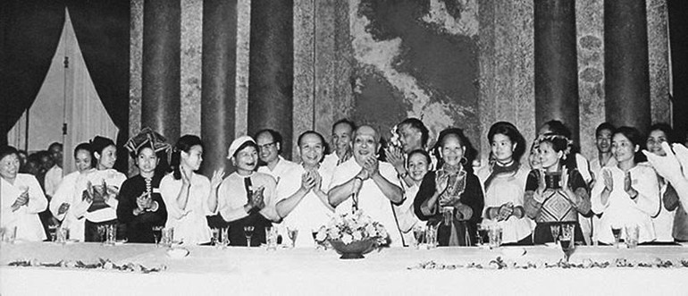 El presidente Ton Duc Thang y el presidente del Comité Permanente de la Asamblea Nacional, Truong Chinh, junto con diputados de minorías étnicas en la primera sesión de la cuarta Legislatura, junio de 1971.