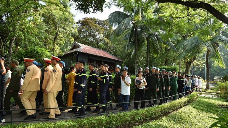 Los uniformados expresaron su profunda gratitud al Presidente Ho Chi Minh. Los uniformados expresaron su profunda gratitud al Presidente Ho Chi Minh.