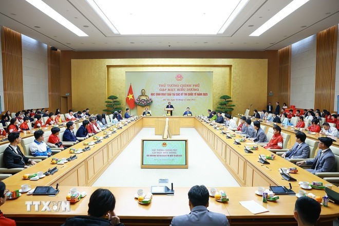 El primer ministro de Vietnam, Pham Minh Chinh, con estudiantes galardonados en concursos internacionales en 2025. (Foto: VNA)