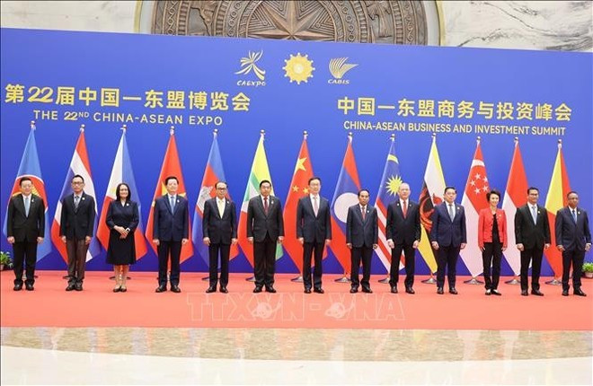 Jefes de delegaciones de los países de la Asean y China posan para una foto de grupo. Foto: VNA Jefes de delegaciones de los países de la Asean y China posan para una foto de grupo. Foto: VNA