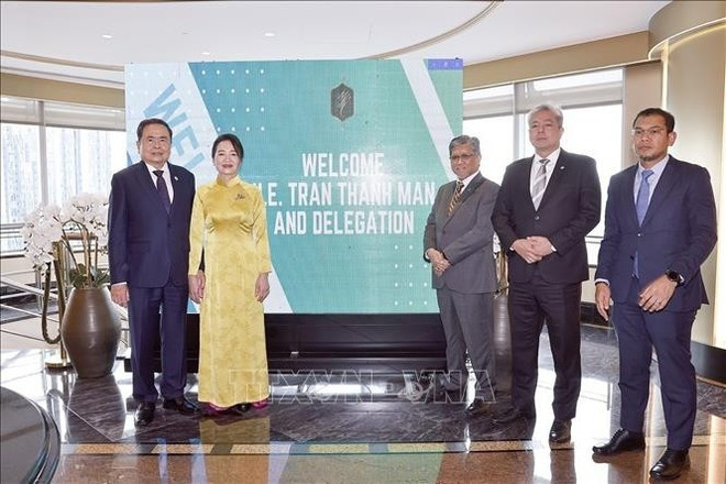 El presidente de la Asamblea Nacional, Tran Thanh Man, y su esposa visitan el Grupo Petronas. Foto: VNA El presidente de la Asamblea Nacional, Tran Thanh Man, y su esposa visitan el Grupo Petronas. Foto: VNA