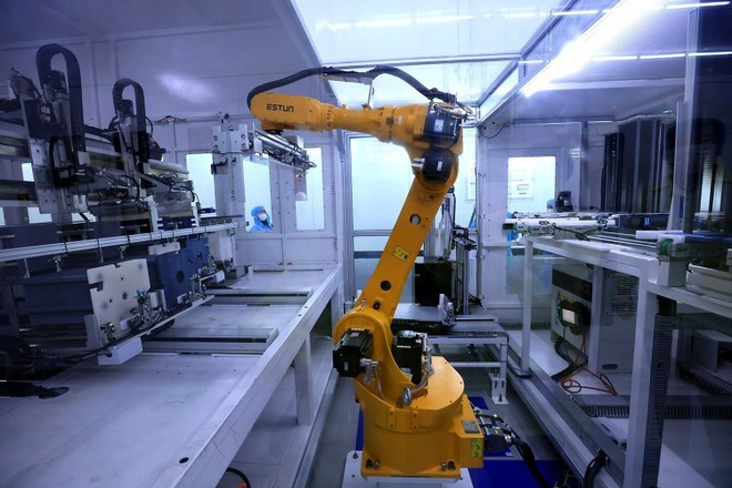 Robots autónomos en una línea de producción de paneles solares en la provincia de Phu Tho. Foto: VNA.