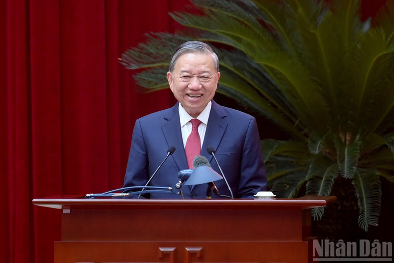 El secretario general To Lam toma la palabra en el encuentro.