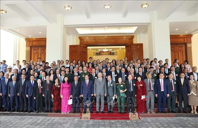 El secretario general To Lam, junto con otros líderes del Partido y del Estado, en una reunión con destacados intelectuales, científicos y artistas del país. (Foto: VNA) El secretario general To Lam, junto con otros líderes del Partido y del Estado, en una reunión con destacados intelectuales, científicos y artistas del país. (Foto: VNA)