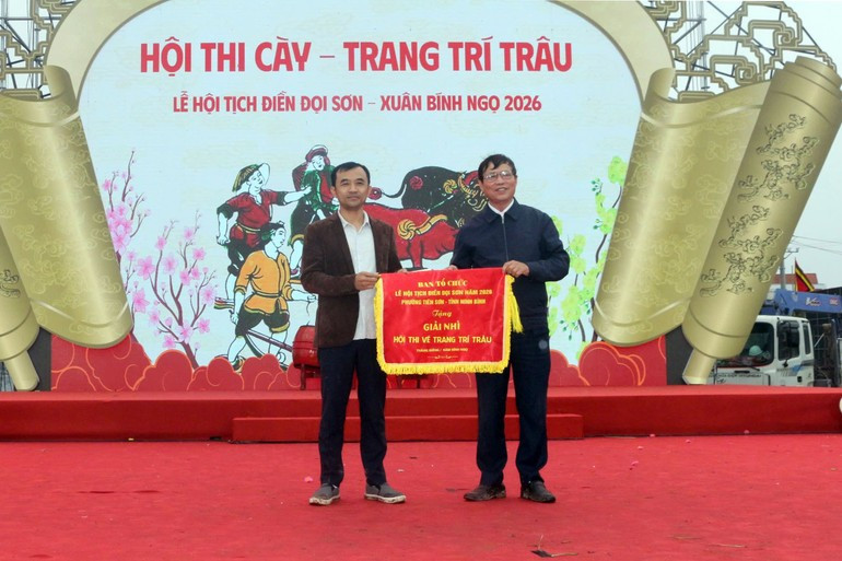 El pintor Nguyen Trong Van gana el segundo premio del concurso.
