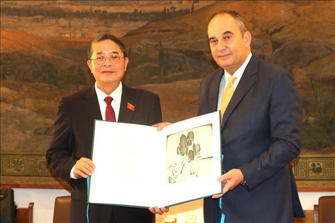 El vicepresidente de la Asamblea Nacional de Vietnam Nguyen Duc Hai (izquierda) y el primer vicepresidente del Parlamento griego, Ioannis Plakiotakis. (Foto: VNA) El vicepresidente de la Asamblea Nacional de Vietnam Nguyen Duc Hai (izquierda) y el primer vicepresidente del Parlamento griego, Ioannis Plakiotakis. (Foto: VNA)