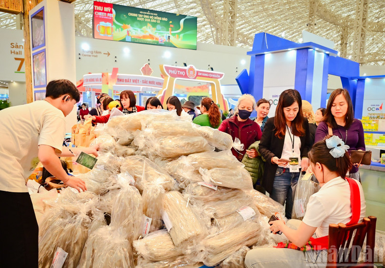 Los ingresos totales ascienden a casi un billón de dongs vietnamitas, de los cuales 50 mil millones de dongs (200 mil dólares) correspondieron a los puestos de ciudades y provincias.