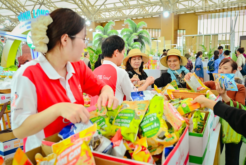 Las actividades de intercambio y compraventa se desarrollan de manera dinámica, con unos ingresos promedio de 300 millones de dongs vietnamitas (alrededor de diez mil dólares) por puesto durante diez días.