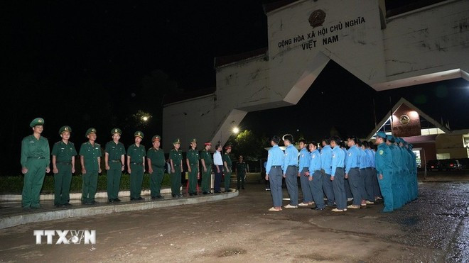 En la ceremonia para recibir los restos de mártires en el paso fronterizo internacional de Xa Mat. (Foto: VNA)