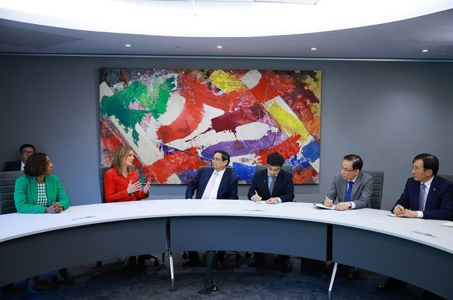 El primer ministro vietnamita, Pham Minh Chinh, dialoga con Leila Fourie, directora ejecutiva de la Bolsa de Johannesburgo. (Foto: VNA)