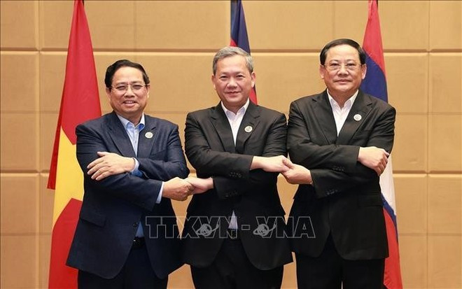 El primer ministro Pham Minh Chinh con sus homólogos de Camboya, Hun Manet, y de Laos, Sonexay Siphandone. (Foto: VNA) El primer ministro Pham Minh Chinh con sus homólogos de Camboya, Hun Manet, y de Laos, Sonexay Siphandone. (Foto: VNA)