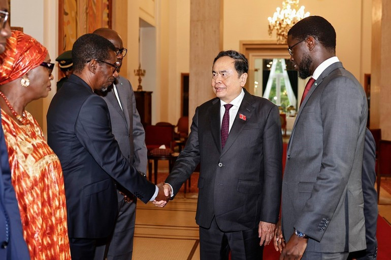 El presidente de la Asamblea Nacional de Vietnam, Tran Thanh Man, saluda a los delegados senegalenses.