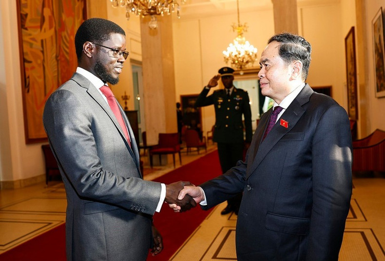 El titular de la Asamblea Nacional de Vietnam, Tran Thanh Man, saluda al presidente de Senegal, Bassirou Diomaye Faye.