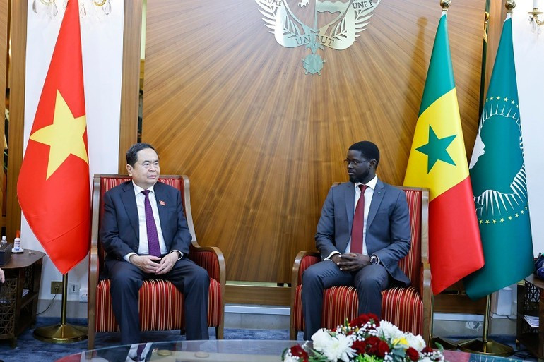 El titular de la Asamblea Nacional de Vietnam, Tran Thanh Man, dialoga con el presidente de Senegal, Bassirou Diomaye Faye.