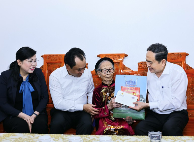 El titular Tran Thanh Man entrega regalo a la madre heroica Ta Thi Tran.