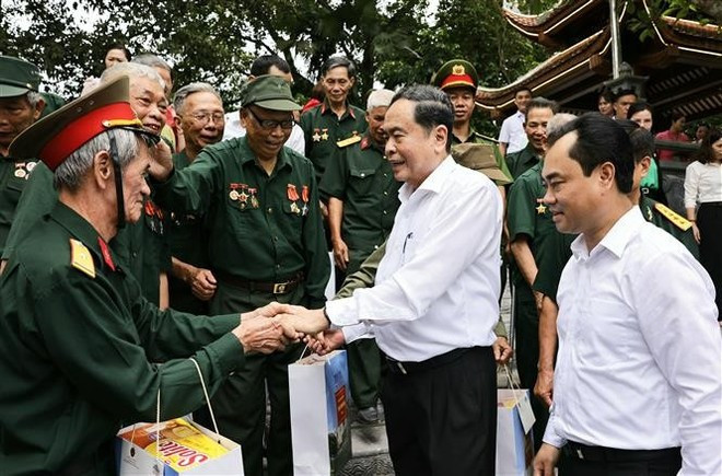 El presidente de la Asamblea Nacional de Vietnam, Tran Thanh Man entrega obsequiosa personas con méritos revolucionarios (Fuente: VNA) El presidente de la Asamblea Nacional de Vietnam, Tran Thanh Man entrega obsequiosa personas con méritos revolucionarios (Fuente: VNA)