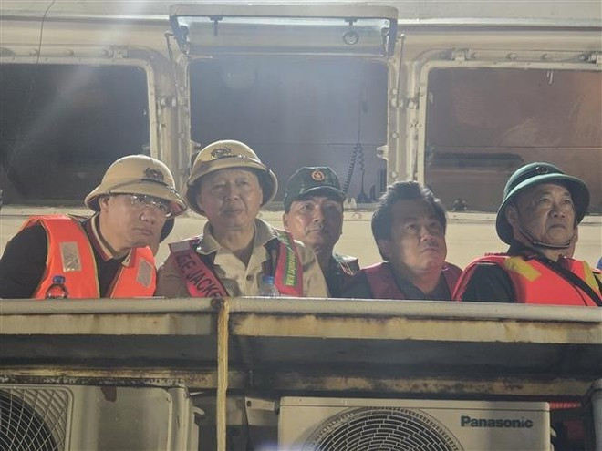 El viceprimer ministro Tran Hong Ha dirige las labores de búsqueda y rescate en la bahía de Ha Long. (Foto: VNA) El viceprimer ministro Tran Hong Ha dirige las labores de búsqueda y rescate en la bahía de Ha Long. (Foto: VNA)
