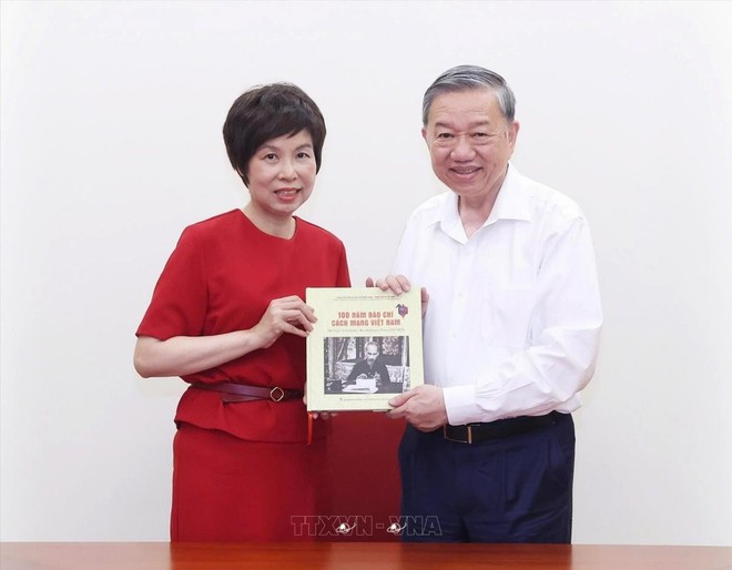 La directora general de VNA, Vu Viet Trang, entrega al secretario general del Partido, To Lam, el libro de fotografías "100 años de periodismo revolucionario vietnamita (1925-2025)", compilado y publicado por la Editorial de la Agencia Vietnamita de Noticias (10 de junio de 2025). Foto: VNA La directora general de VNA, Vu Viet Trang, entrega al secretario general del Partido, To Lam, el libro de fotografías "100 años de periodismo revolucionario vietnamita (1925-2025)", compilado y publicado por la Editorial de la Agencia Vietnamita de Noticias (10 de junio de 2025). Foto: VNA