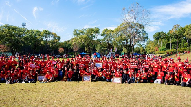 El momento más emotivo fue cuando más de mil vietnamitas formaron la bandera nacional, organizada en 15 bloques que representaban distintos sectores de la comunidad (Foto: VNA)