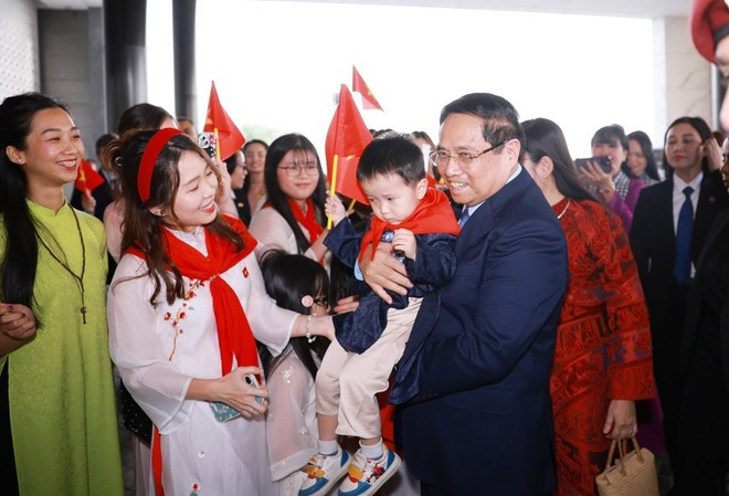 El embajador de Vietnam en Kuwait, Nguyen Duc Thang, junto al personal de la embajada y representantes de la comunidad coterránea, dieron la bienvenida al primer ministro y su cónyuge. (Foto: VNA)