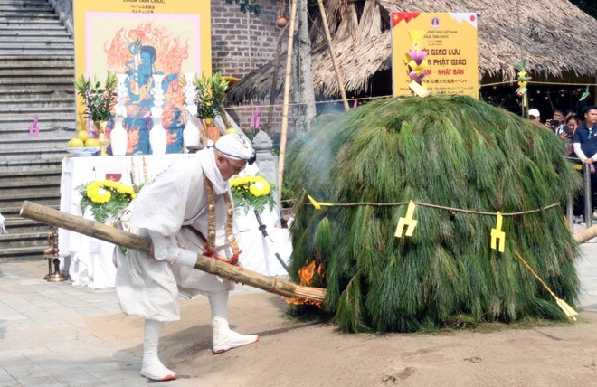 El momento destacado del festival fue la realización del ritual “Hoa Tinh” (Goma) por parte de una delegación de monjes budistas japoneses. (Foto: VNA)