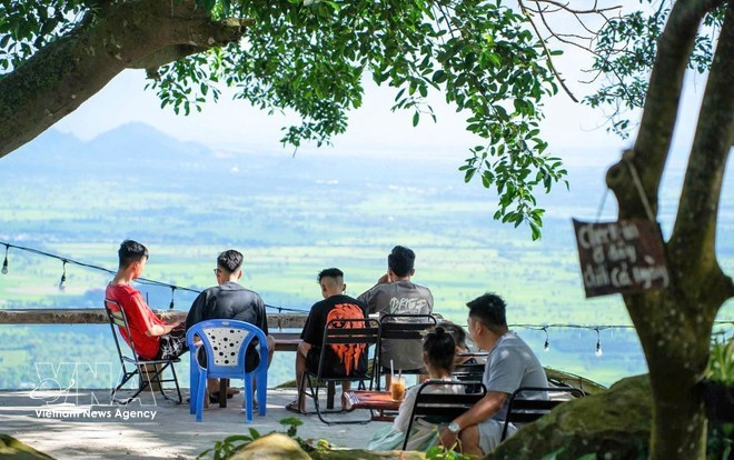 Turistas admiran la majestuosa vista panorámica de la región de las Siete Montañas de An Giang. (Fuente: VNA)