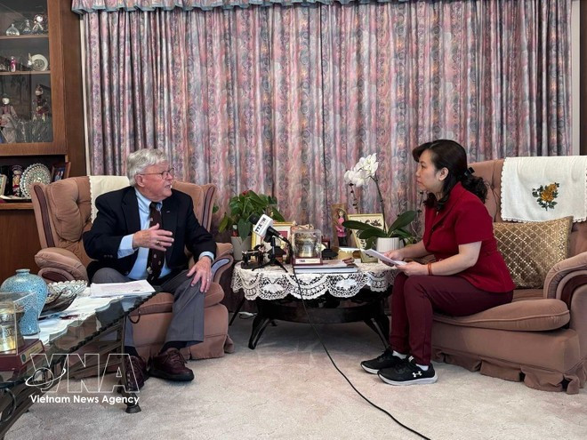 El profesor Carl Thayer, de la Academia de la Fuerza de Defensa Australiana de la Universidad de Nueva Gales del Sur, en la entrevista. (Fuente: VNA)