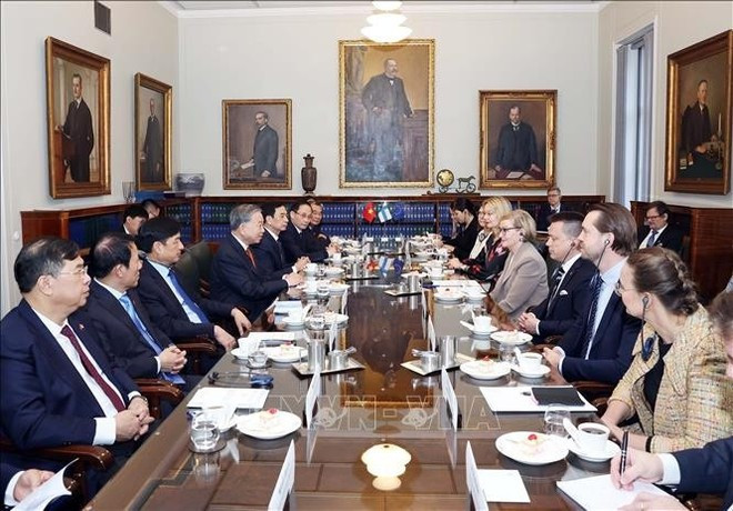 El secretario general To Lam y la vicepresidenta parlamentaria finlandesa Paula Risikko en la reunión en Helsinki. (Foto: VNA)