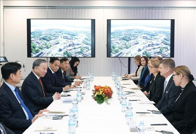 El secretario general del Partido Comunista de Vietnam, To Lam, en encuentro con la rectoría de la Universidad Aalto. (Foto: VNA)