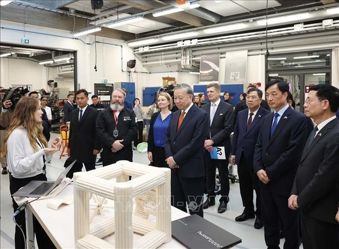 El secretario general del Partido Comunista de Vietnam, To Lam, visita la laboratorio de la Universidad Aalto (Foto: VNA)