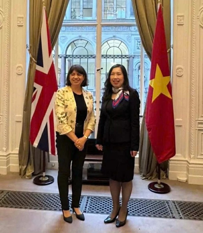La viceministra de Asuntos Exteriores de Vietnam, Le Thi Thu Hang, y la ministra de Asuntos Exteriores británica, Seema Maholtra. (Fuente:baoquocte.vn) La viceministra de Asuntos Exteriores de Vietnam, Le Thi Thu Hang, y la ministra de Asuntos Exteriores británica, Seema Maholtra. (Fuente:baoquocte.vn)