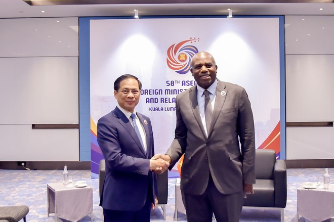 El vicepremier y canciller vietnamita Bui Thanh Son y el secretario de Estado del Reino Unido para Asuntos Exteriores, de la Commonwealth y de Desarrollo, David Lamy. (Fuente: VNA) El vicepremier y canciller vietnamita Bui Thanh Son y el secretario de Estado del Reino Unido para Asuntos Exteriores, de la Commonwealth y de Desarrollo, David Lamy. (Fuente: VNA)