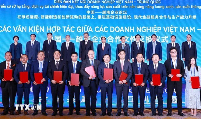 El acto de intercambio de acuerdos de cooperación entre empresas vietnamitas y chinas en el Foro (Foto: VNA) El acto de intercambio de acuerdos de cooperación entre empresas vietnamitas y chinas en el Foro (Foto: VNA)