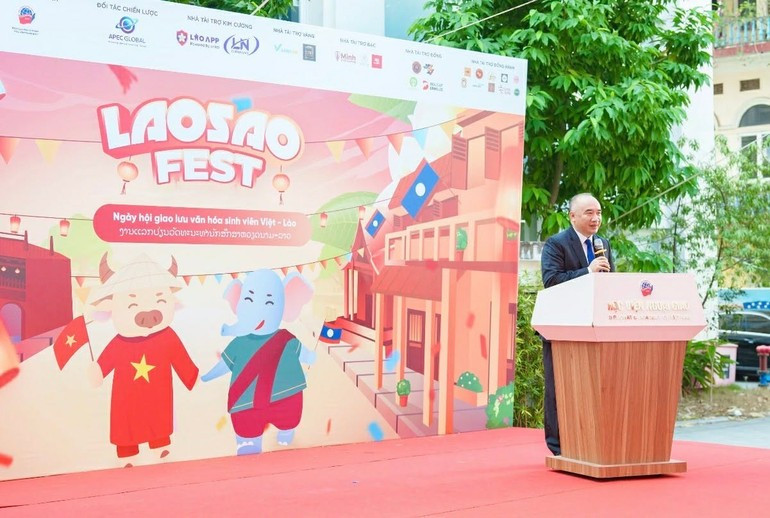 El subdirector de la Academia Diplomática de Vietnam Nguyen Manh Dong habla en la cita.