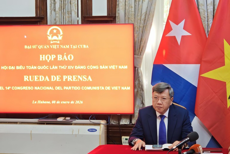 El embajador vietnamita en La Habana, Le Quang Long, habla en la cita.